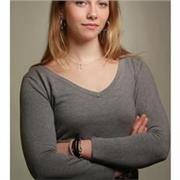 studentessa di giurisprudenza impartisce lezioni di inglese ad alunni di medie, superiori ed istituti tecnici