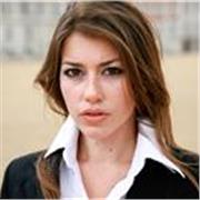 Diseñadora de moda y patronista con 20+ años. Enseño a crear prendas reales, del diseño al fitting, con enfoque profesional. 