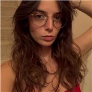 Studentessa neolaureata impartisce lezioni di italiano per stranieri