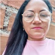 Profesora de primaria de jardín que ayuda con las tareas y nivela en las diferentes materias