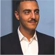 Cerchi un insegnante giovane e alla mano? Sei nel posto giusto. 