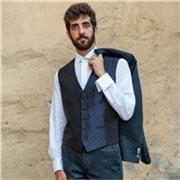 Laureato in Canto Rinascimentale e Barocco offre lezioni di tecnica di base per cantanti e interpretazione del repertorio