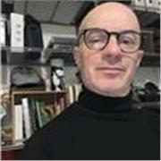 Laureato in economia impartisce lezioni di economia, matematica