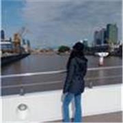 Profesora imparte clases de español. Todas las edades