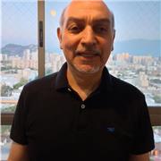 Profesor con vasta experiencia dicta clases a niños y adolescentes de un modo entretenido y con profundidad