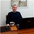 Yunan vatandaşı olduğum için Yunanacam ileri düzeyde.  Yunanistanlı tarihçiyim. Yetişkinlere ders veriyorum.