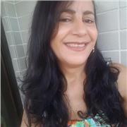 Me defino como alguém que leva o ensino a sério e que, apesar de todos os percalços, ainda acredita na educação.
Meu foco são crianças dos anos iniciais do ensino fundamental. Faço acompanhamento escolar e dou aulas de reforço
