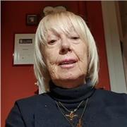 Docente di liceo impartisce lezioni di storia a studenti da scuole medie inferiori a superiori ed Università