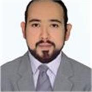 Profesor de psicología imparte clases a alumnos de todas las edades