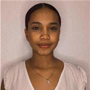 Profesora de historia ofrece clases de historia a jóvenes en la ciudad de Cali