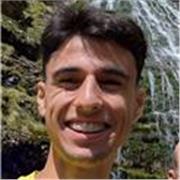 Estudiante universitario imparte clases de castellano a alumnos de todas las edades