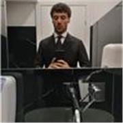 Giovane amante della lingua in possesso di certificazione impartisce lezioni private a studenti dalla scuola elementare al liceo.
