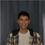 Estudiante universitario brinda clases de apoyo en matemáticas