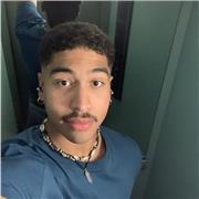 Profesor que imparte música de iniciación tanto teórico como práctico, centrado más en guitarra