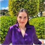 Profesora de lengua castellana y literatura, también monitora. 