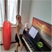 Laureata in pianoforte, impartisco lezioni, anche online, di pianoforte, teoria e solfeggio, armonia e composizione di base