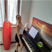 Laureata in pianoforte, impartisco lezioni, anche online, di pianoforte, teoria e solfeggio, armonia e composizione di base