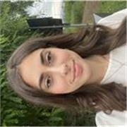 studentessa universitaria da poco diplomata in un liceo linguistico. Impartisce lezioni di materie umanistiche