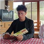 Joven sin experiencia que considera la educación como un muy posible futuro para su carrera. Muy paciente y respetuoso.
