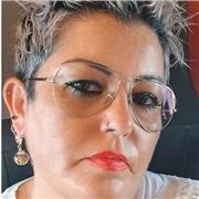 Docente di italiano impartisce lezioni per studenti delle scuole medie e delle scuole superiori