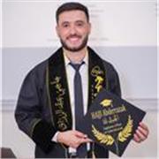 Étudiant ingénieur donne cours d'informatique, réseaux, cybersécurité et programmation