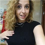 Profesora de inglés imparte clases a gente de todas las edades