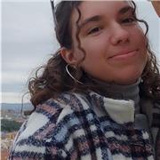 Universitaria flexible y paciente con el alumbado que siente gran pasión por la historia y la historia del arte