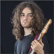 Lezioni di chitarra per tutte le età con un insegnante paziente e comunicativo