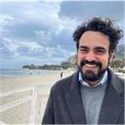 Insegnante di italiano storia e geografia impartisce lezioni di storia