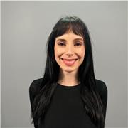 Profesora graduada en la universidad busca dar clases partículas para poder ayudar a los jóvenes con sus estudios.