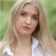 Energetic English tutor guiding teenagers and adults to speak naturally, gain confidence, and love using English in real life.