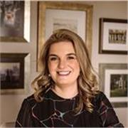 Erfahrene Karrierecoach, die Klientinnen dabei hilft, gute Entscheidungen mit Selbstbewusstsein und Klarheit zu treffen.