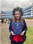 Laireata in filologia moderna impartisce lezioni di latino a studenti di scuola superiore e universitari