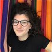 studentessa che offre aiuto per ripetizione e aiuto compiti per scuole elementari, medie e superiori