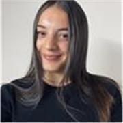 Studentessa meticolosa e disponibile che offre lezioni a studenti e studentesse delle scuole medie e primi anni di superiori