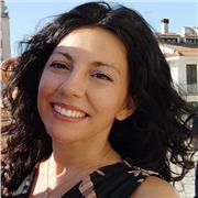 Docente di lingue impartisce lezioni di francese a studenti e adulti