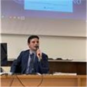 Praticante avvocato e collaboratore universitario impartisce lezioni di diritto a studenti di liceo e universitari