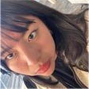 Enseñante alegre de inglés para niños y adolescentes.