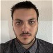 Profesor de historía joven al cual le apasiona enseñar historia