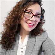 Profesora que dicta clases a niños de todas las edades