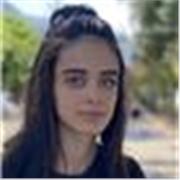 Studentessa quarta superiore impartisce ripetizioni di inglese e matematica a studenti delle elementari