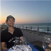 Insegnante di pianoforte impartisce lezioni di pianoforte a l'ora