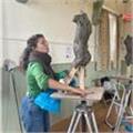 Graduada en bellas artes, con especialización en escultura, imparte clases de modelado del natural