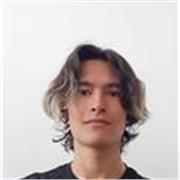 Joven y con energia para alcanzar las alturas de emergia de los niños