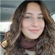 Studentessa universitaria impartisce lezioni in tutte le materie ai ragazzi di scuola elementare e di scuola media