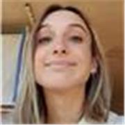 Studentessa universitaria impartisce lezioni di biologia e chimica