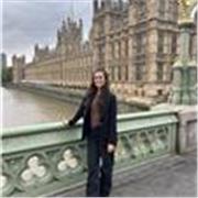 Insegnante di italiano impartisce lezioni per studenti stranieri