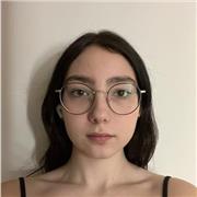 Estudiante de Bachillerato artístico enseña dibujo a niños interesados en aprender esta materia