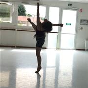 Danseuse en formation, je peux également aider aux devoirs dans les matières literaires ayant un Bac Littéraire