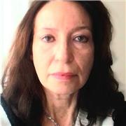Profesora de Historia y Geografía; Periodista y Magíster Internacional en Comunicación